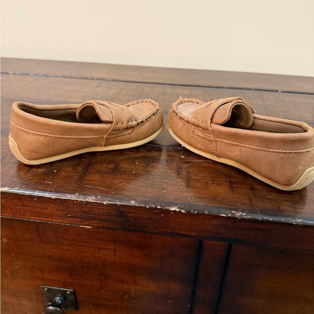 3 pairs of size 7 kids shoes- Keen sandals, loafers, & New Balance sneakers - Picture 14 of 15